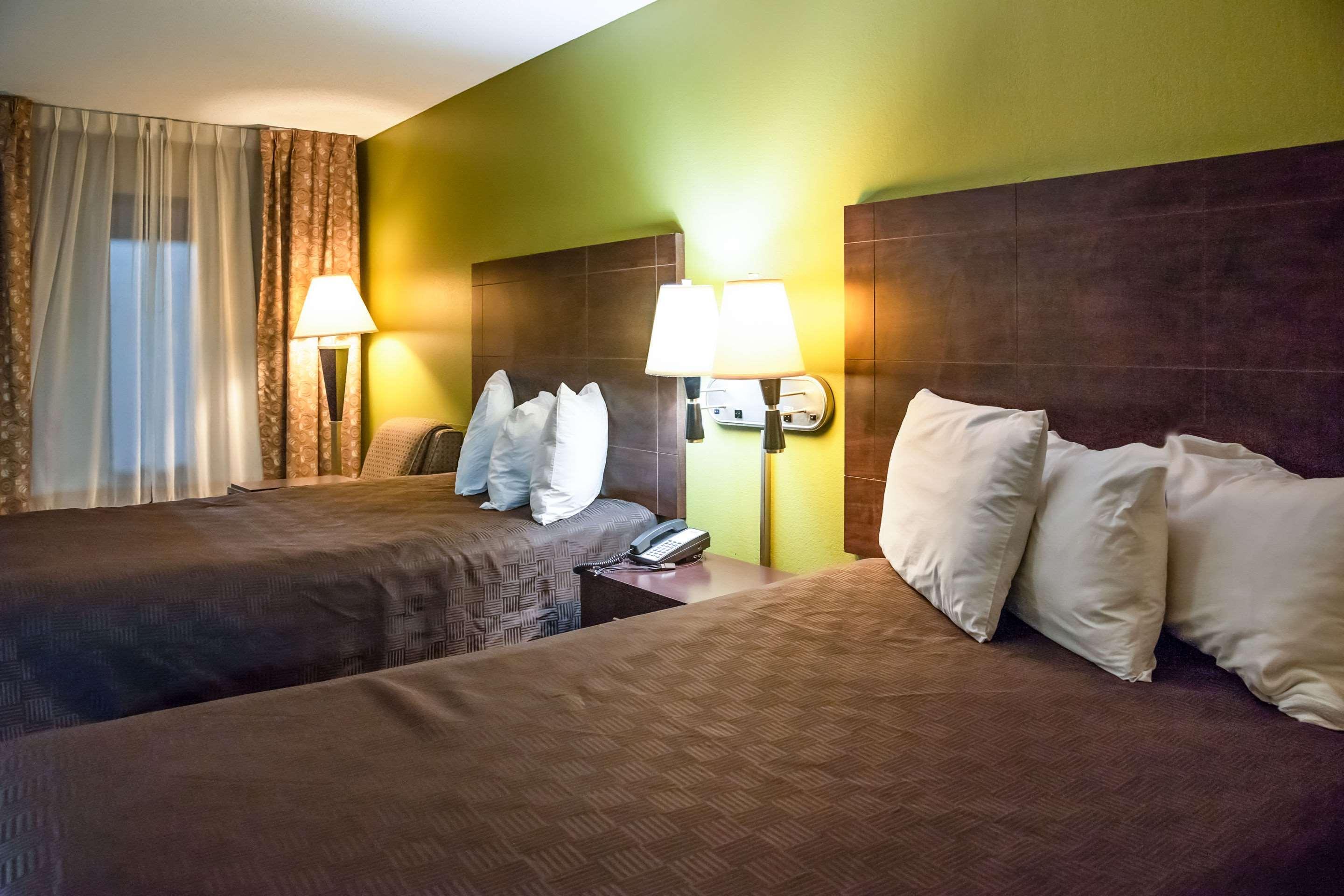 Rodeway Inn & Suites Кларксвілл Екстер'єр фото