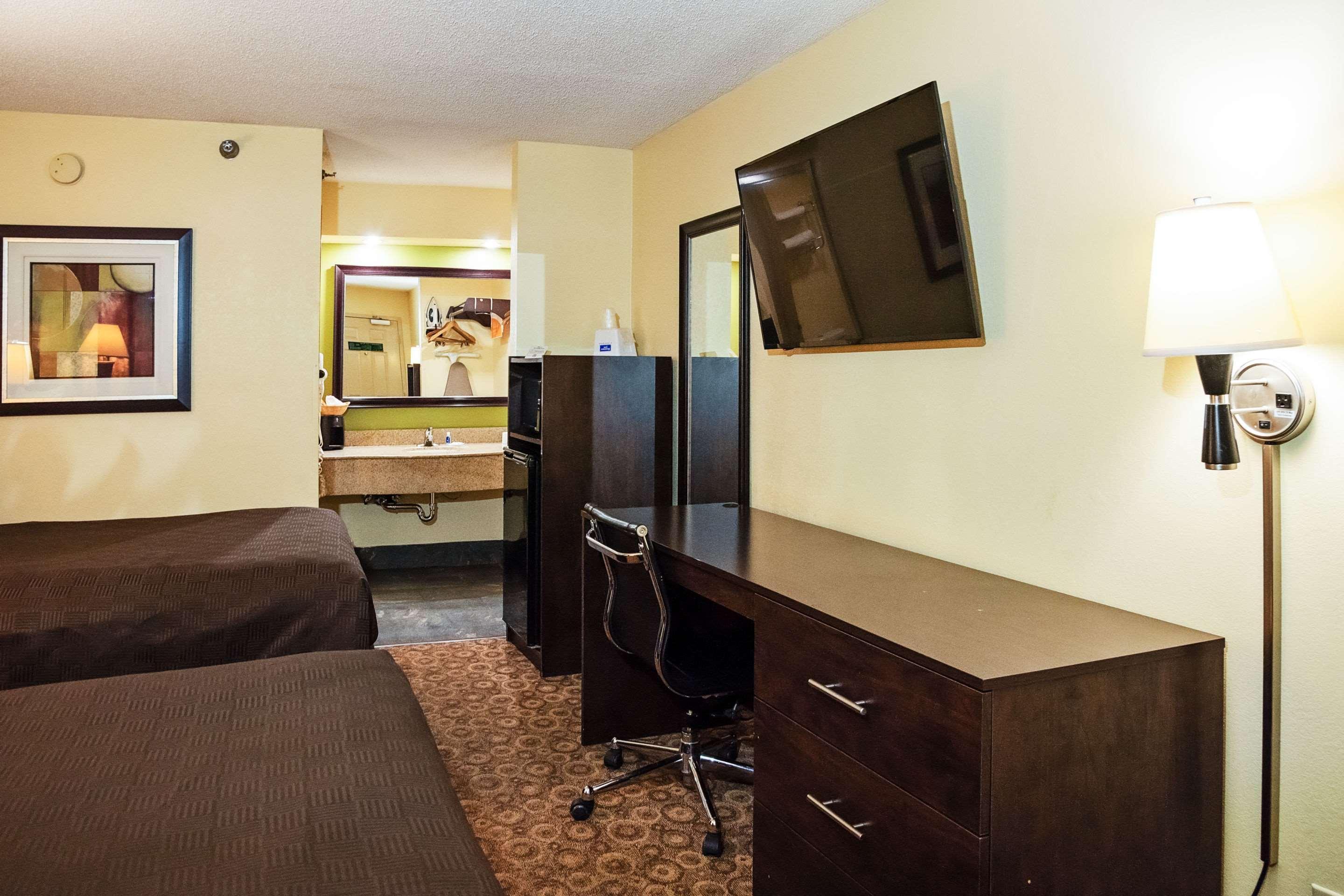 Rodeway Inn & Suites Кларксвілл Екстер'єр фото