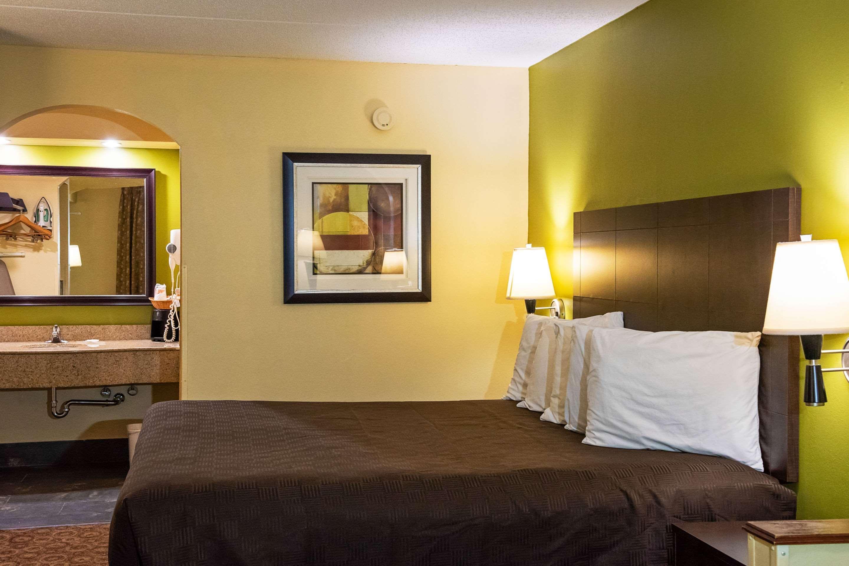 Rodeway Inn & Suites Кларксвілл Екстер'єр фото