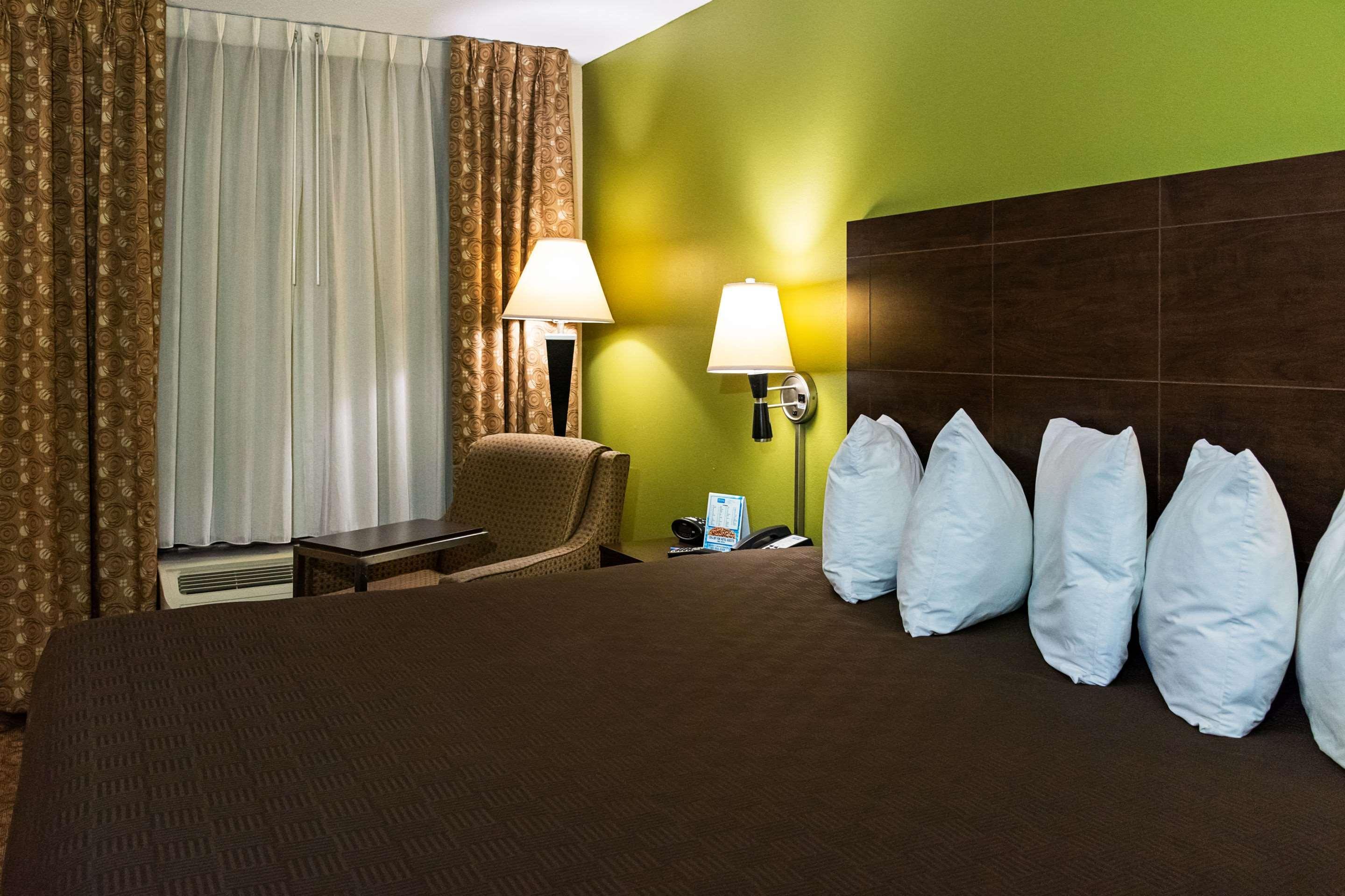 Rodeway Inn & Suites Кларксвілл Екстер'єр фото