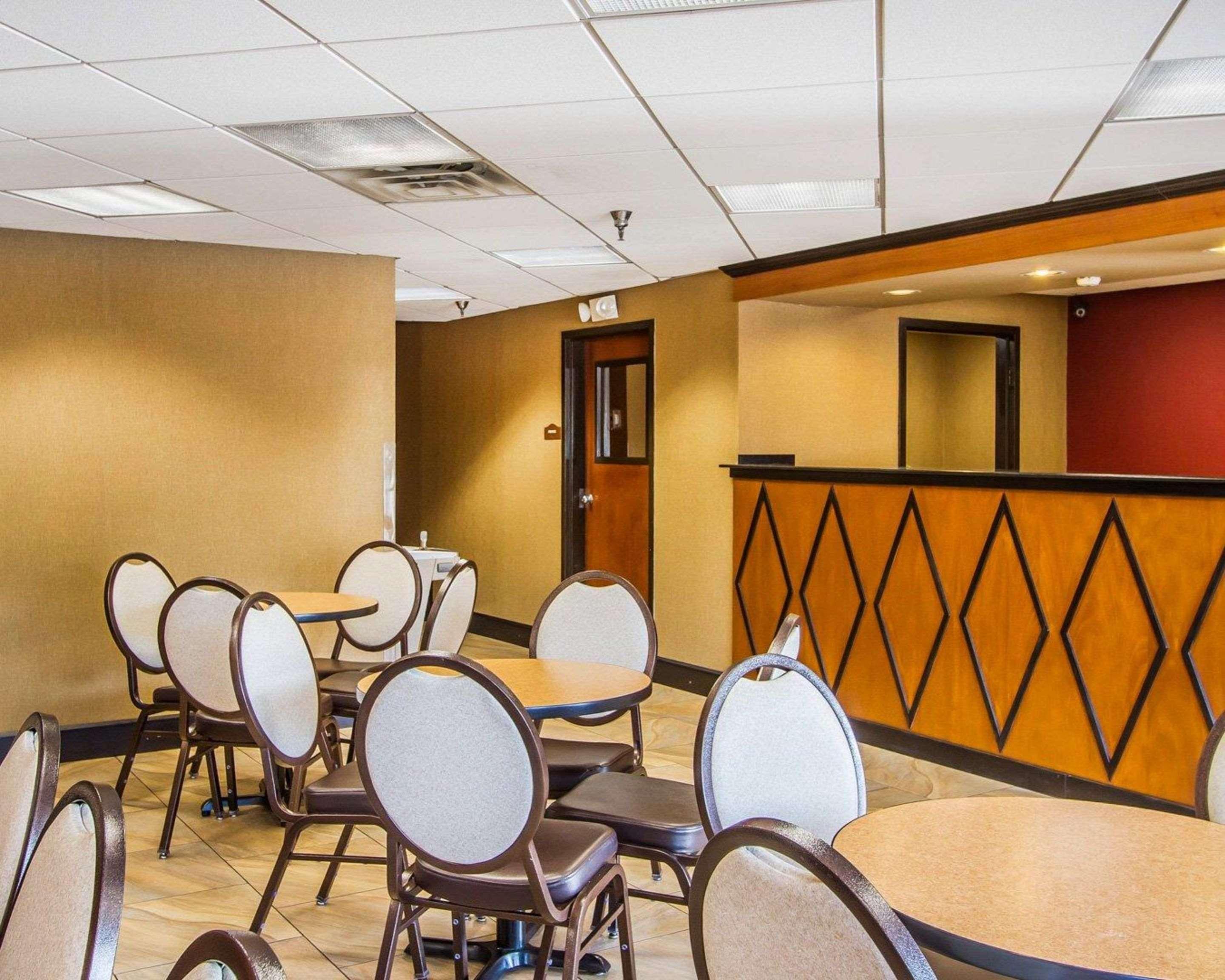 Rodeway Inn & Suites Кларксвілл Екстер'єр фото
