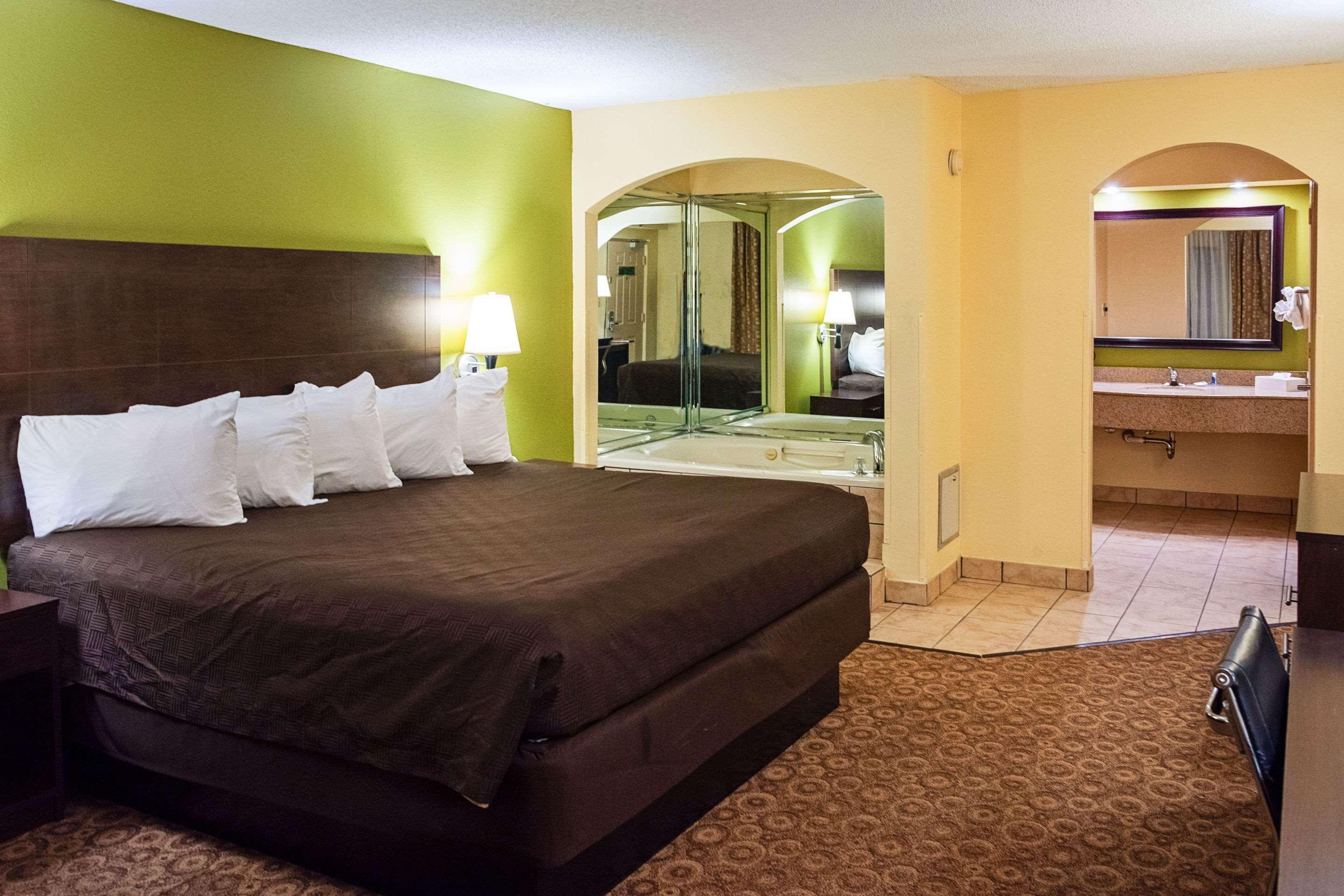 Rodeway Inn & Suites Кларксвілл Екстер'єр фото