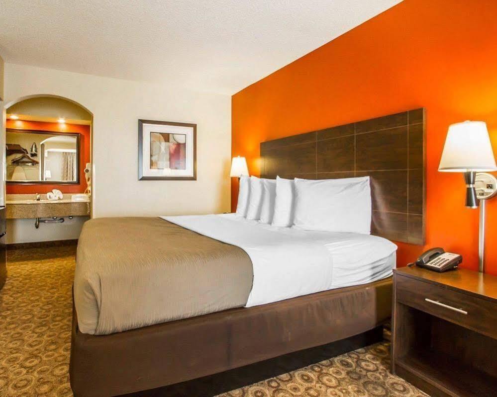 Rodeway Inn & Suites Кларксвілл Екстер'єр фото