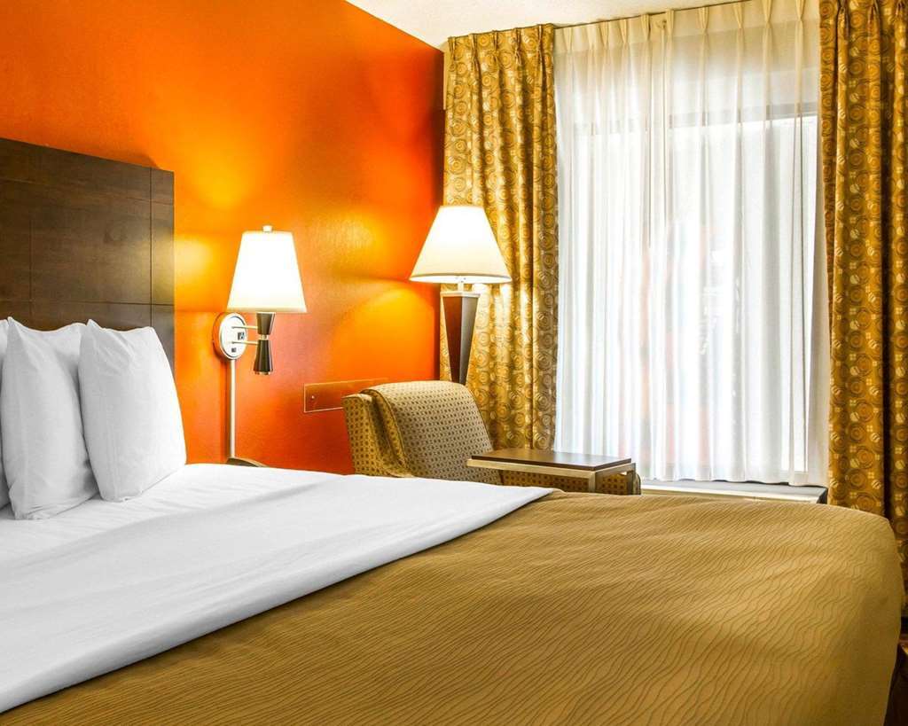 Rodeway Inn & Suites Кларксвілл Номер фото
